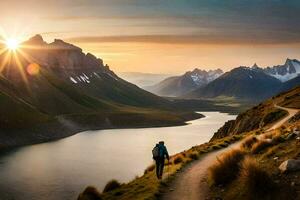 ein Mann Spaziergänge entlang ein Pfad im das Berge beim Sonnenuntergang. KI-generiert foto