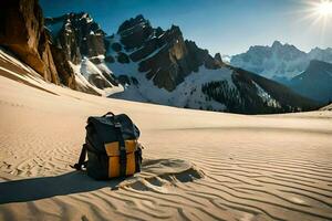 ein Rucksack sitzt auf das Sand im Vorderseite von Berge. KI-generiert foto