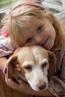 kleines Mädchen und ihr Hund, Kinder und Haustiere