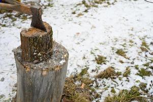 Axt Beil geschnittenes Holz Winter foto