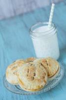 kleine Apfelkuchen mit Glas Milch foto