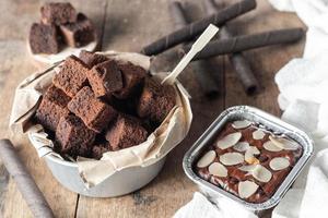 Schokoladen-Brownie-Kuchen, Dessert mit Milch foto