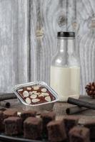 Schokoladen-Brownie-Kuchen, Dessert mit Milch foto