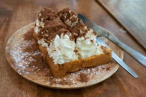 leckerer goldener French Toast und Schlagsahne foto