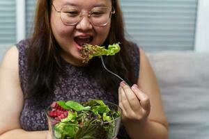 asiatisch Übergewicht Frau Diät Gewicht Verlust Essen frisch frisch hausgemacht Salat gesund Essen Konzept fettleibig Frau mit Gewicht Diät Lebensstil. foto