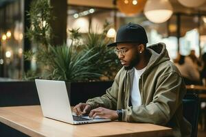 Seite Aussicht afrikanisch amerikanisch Menschen tragen Kapuze verwenden Laptop auf Tabelle im Kaffee Cafe. generativ ai foto