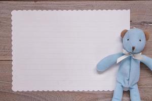 Holzbrett Tisch weißes Briefpapier blauer Bär Puppe foto