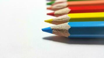 hölzern Farbe Bleistifte vereinbart worden im Bulk auf ein Weiß isoliert Hintergrund foto