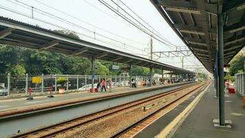 Aussicht von Fastenzeit agung Eisenbahn Bahnhof. Masse Öffentlichkeit Transport im Jakarta. foto