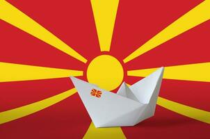 Mazedonien Flagge abgebildet auf Papier Origami Schiff Nahaufnahme. handgemacht Kunst Konzept foto