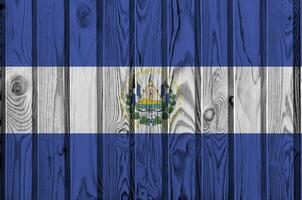 el Salvador Flagge abgebildet im hell Farbe Farben auf alt hölzern Mauer. texturiert Banner auf Rau Hintergrund foto