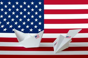 vereinigt Zustände von Amerika Flagge abgebildet auf Papier Origami Flugzeug und Boot. handgemacht Kunst Konzept foto