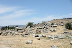 Antalya, Truthahn - - kann 15, 2021 Ruinen von uralt Stadt Hierapolis in der Nähe von Pamukkale, Truthahn beim sonnig Tag. Teile von alt historisch Gebäude mit groß Blöcke foto