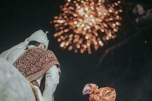 indisch Bräutigam befreien Weiß Pferd und Feuer Show beim ein Veranstaltung im das dunkel foto