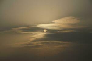 ein wunderbar einstellen wann bewölkt Sonne durch dunkel Wolken. 3d Kunstwerk foto