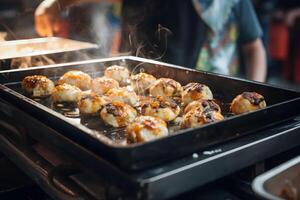 japanisch Essen - - Takoyaki im Papier Tablett im beschäftigt Straße Essen Markt ai generativ foto