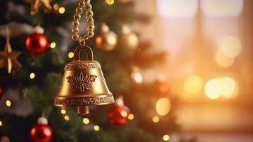 golden Glocke dekoriert auf Weihnachten Baum, Weihnachten. ai generiert. foto