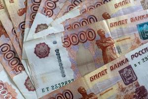 Hintergrund mit russischem Geld in Form von fünftausend Rubel foto