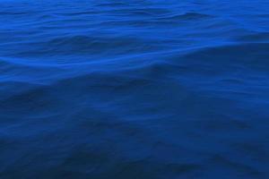 Hintergrund einer blauen Wasseroberfläche mit Wellen foto