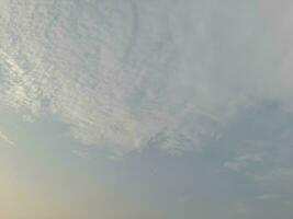 Natur Hintergrund. Himmel, Sonne und Wolken mit Strahlen von Licht beim Sonnenuntergang auf das Insel von Lombok, Indonesien. foto