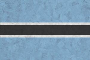 botswana-flagge in hellen farben auf alter reliefputzwand dargestellt. strukturierte Fahne auf rauem Hintergrund foto