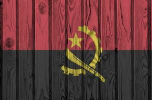 Angola Flagge abgebildet im hell Farbe Farben auf alt hölzern Mauer. texturiert Banner auf Rau Hintergrund foto