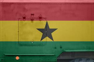 Ghana Flagge abgebildet auf Seite Teil von Militär- gepanzert LKW Nahaufnahme. Heer Kräfte konzeptionelle Hintergrund foto