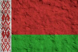 Weißrussland-Flagge in hellen Farben auf alter Reliefputzwand. strukturierte Fahne auf rauem Hintergrund foto