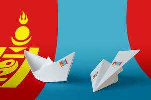 Mongolei Flagge abgebildet auf Papier Origami Flugzeug und Boot. handgemacht Kunst Konzept foto