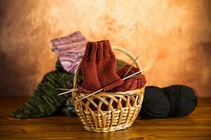 farbig Garn, Stricken Nadeln und andere Artikel zum Hand Stricken . foto