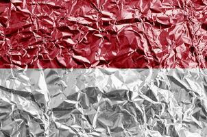 Indonesien Flagge abgebildet im Farbe Farben auf glänzend zerknittert Aluminium vereiteln Nahaufnahme. texturiert Banner auf Rau Hintergrund foto