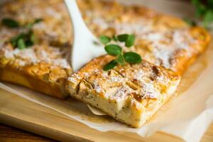 bereit Quark Grieß Kuchen mit Quitte Innerhalb und bedeckt mit pulverisiert Zucker . foto