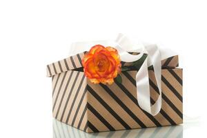 Geschenk Box mit Bänder und schön Rosen innen. foto