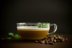 Tasse von Kaffee Latté mit Herz gestalten und Kaffee Bohnen foto