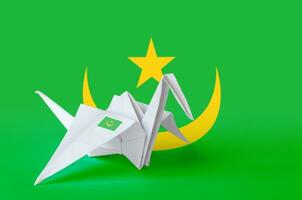 Mauretanien Flagge abgebildet auf Papier Origami Kran Flügel. handgemacht Kunst Konzept foto