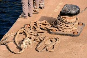 ein Seil und ein Boot auf das Dock foto