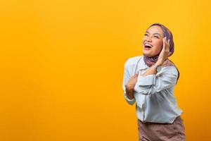 Porträt einer aufgeregten asiatischen Frau, die Glück mit Leerzeichen feiert foto