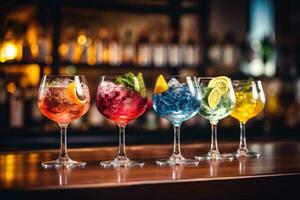 Alkohol Cocktail trinken auf das Tabelle im Bar. bunt Sommer- Cocktails, fünf bunt Gin Tonic Cocktails im Wein Brille auf das Bar Zähler im Kneipe oder Restaurant, ai generiert foto