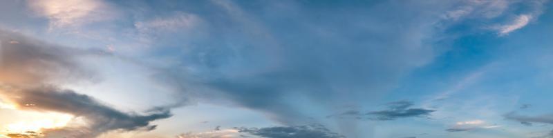 dramatischer Panoramahimmel mit Wolke auf Sonnenaufgang und Sonnenuntergangzeit foto