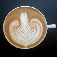 Draufsicht auf eine Tasse Latte-Art-Kaffee foto