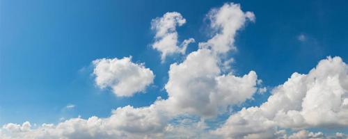 leuchtender Farbpanoramahimmel mit Wolken an einem sonnigen Tag foto