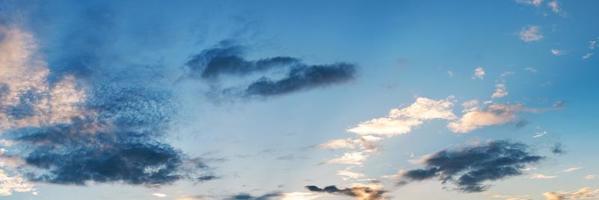 Panoramahimmel mit Wolken an einem sonnigen Tag foto