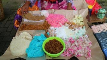 traditionelles Essen aus Java, das auf dem Markt verkauft wird foto