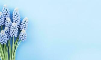 beschwingt Bündel lila Hyazinthen gegen ein lebendig Blau Hintergrund. ai generativ foto