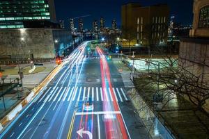 Scheinwerfer und Rücklichter auf einer New Yorker Straße foto