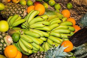 Papaya und andere Früchte auf einem Markt