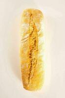 ein Laib von Brot auf ein Weiß Oberfläche foto