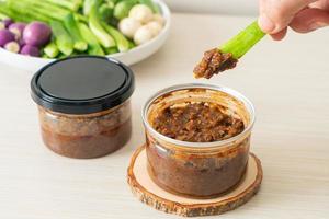 fermentierte Fisch-Chilipaste mit frischem Gemüse foto