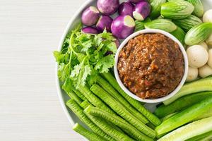 fermentierte Fisch-Chilipaste mit frischem Gemüse foto