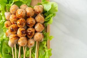 gegrillte Frikadellenspieße mit scharfer Sauce foto